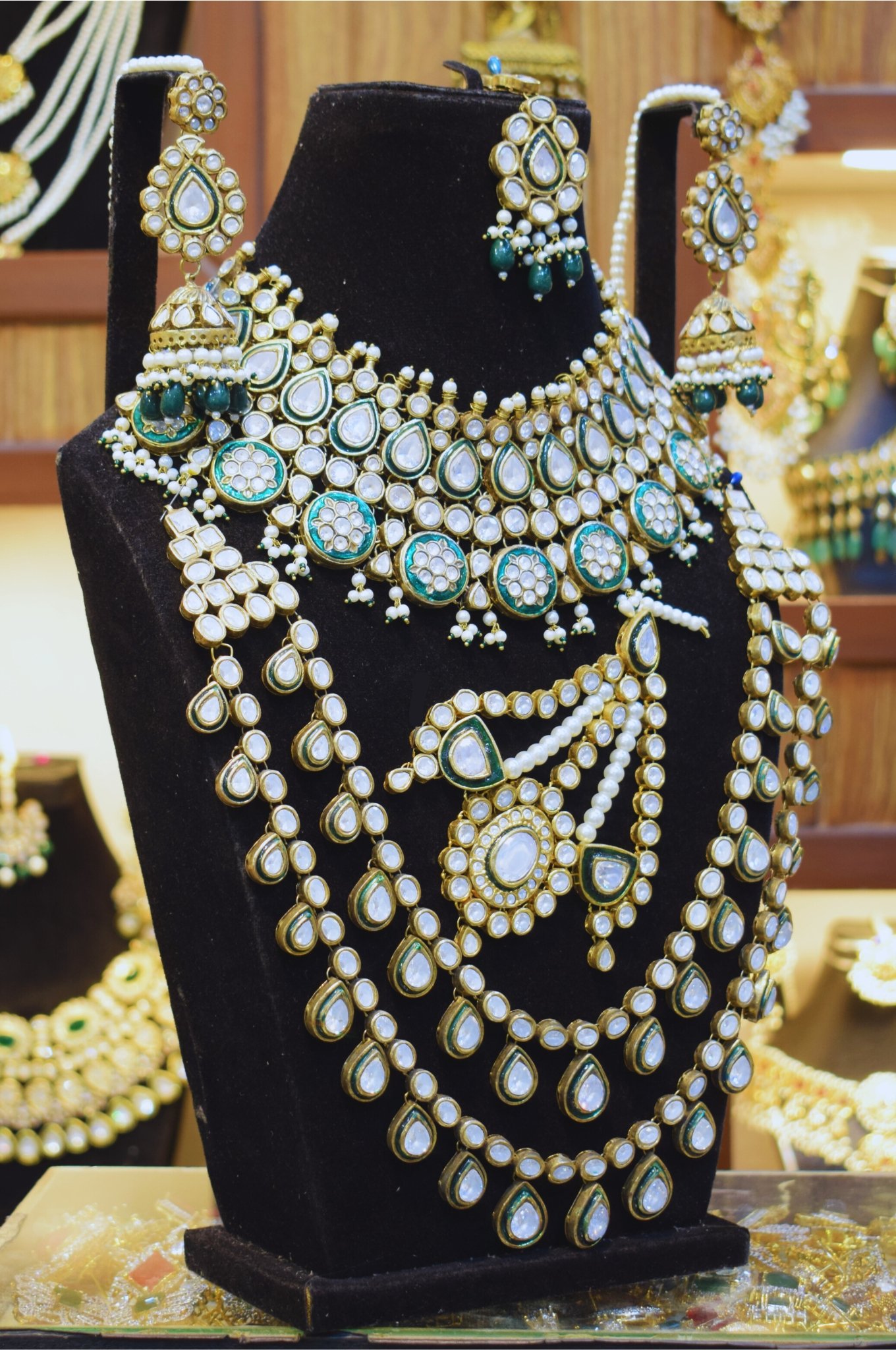 Emerald Farshi Kundan Bridal Jewelry Set – 24K Gold Plated - Image 2