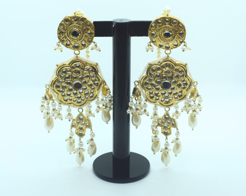 Elegant Kundan Earrings & Tika